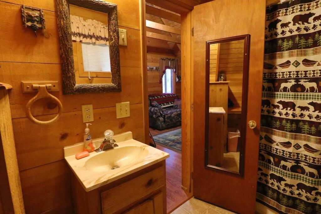 Cute Updated Mountain Cabin Fireplace #3 Гелен Екстер'єр фото